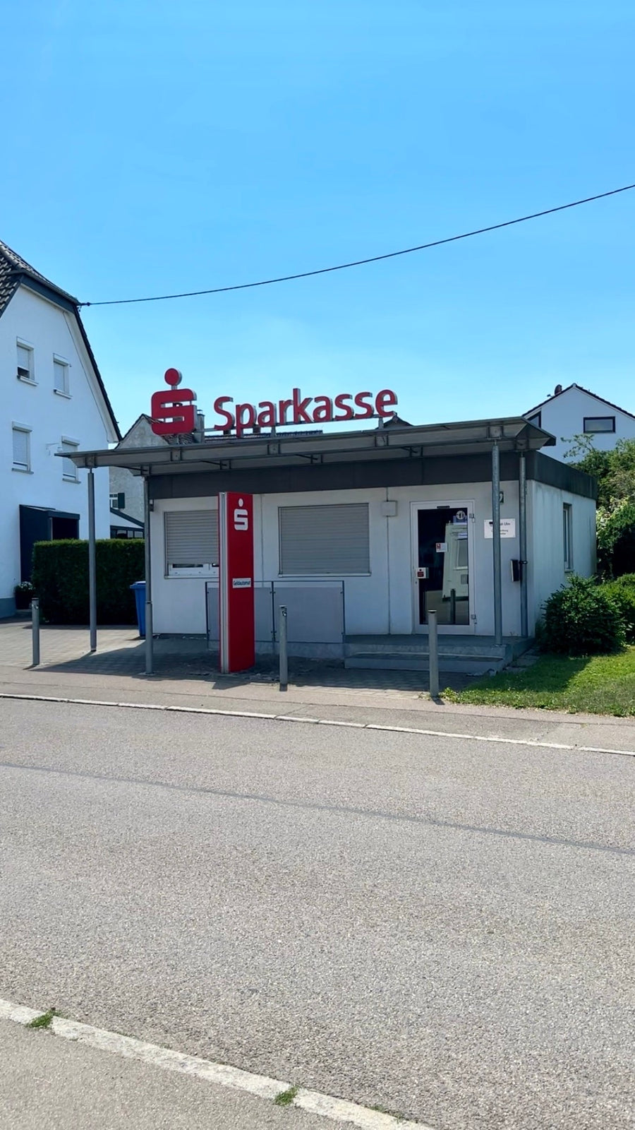 Die Sparkasse in der Altheimer Straße in Ulm-Unterweiler, unser Laden liegt direkt gegenüber