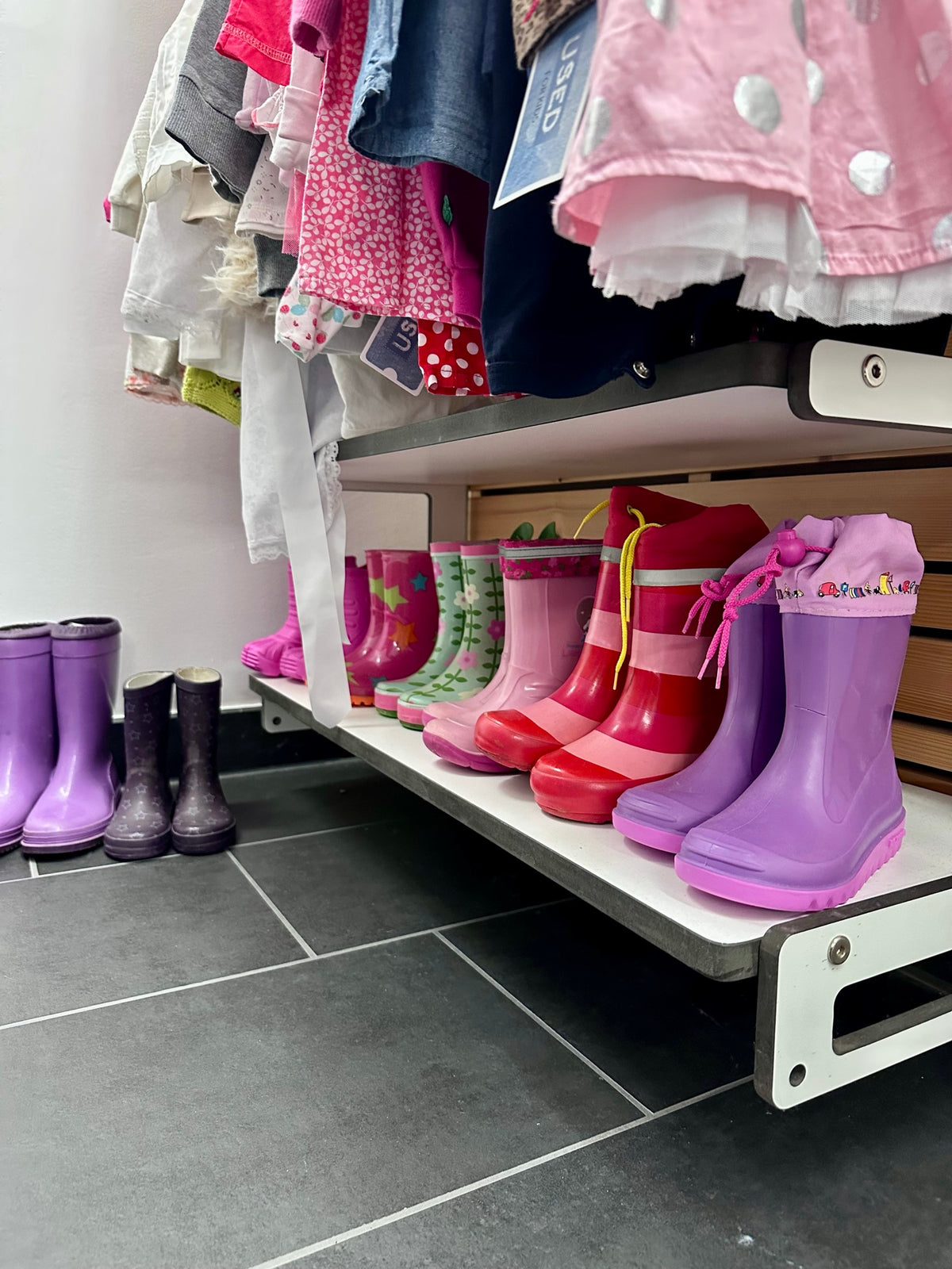 Gummistiefel in Lila, Rosa und Rot im Schuhregal