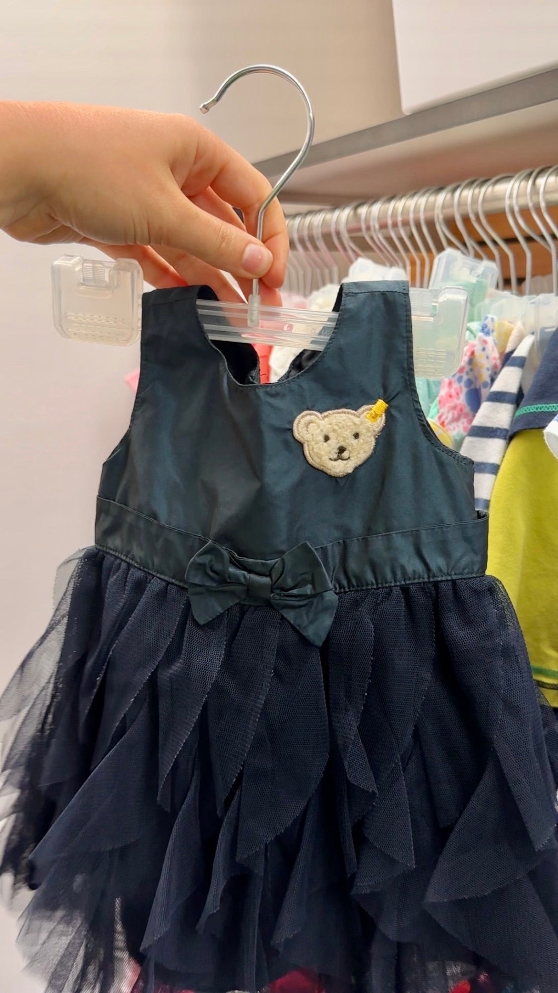 Dunkelblaues Steiff-Kleidchen mit Tüllrock am Bügel